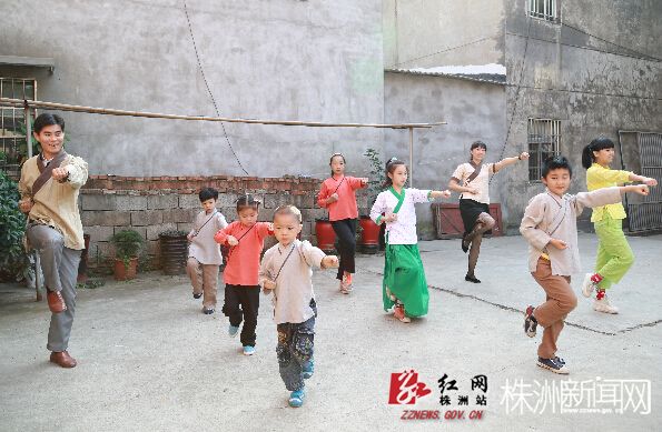 体育课上，老师正在教学生打拳。