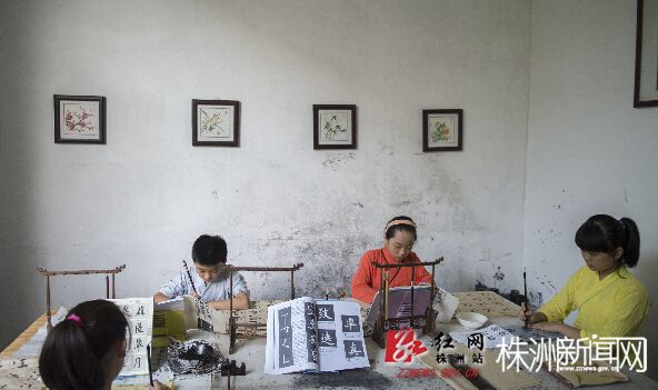 身着汉服的小朋友正在练习书法