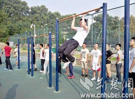 图为:学生在测试引体向上
