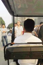 樓盤內(nèi)的電瓶車被一伙人阻攔。  本報記者 吳邊 攝