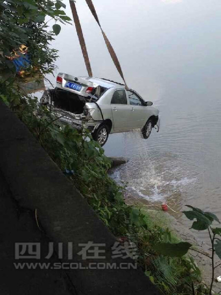 汽车被打捞起来