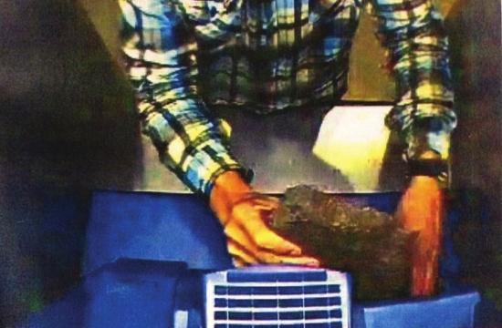 男子戴草帽搬石块砸柜员机 事后向警方求助回家