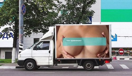 俄展示女子胸部广告 一天引发500多起车祸