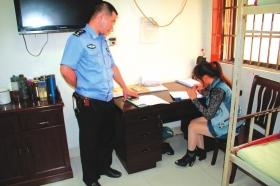 天元公安分局巡警大队中队长葛增红正在向壤香省(音译)了解情况。