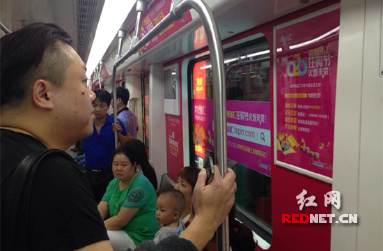 香港乘客张先生为“品牌列车”点赞。.