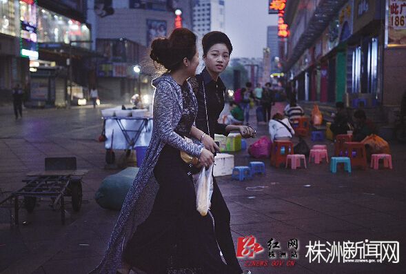 早上6点多，在芦淞市场群工作的两位高挑模特穿过芦淞步行街