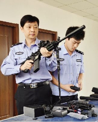警方昨日查繳的仿真槍支。本報記者 徐楚云 通訊員 張小軍 攝