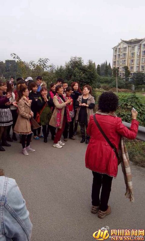 其余大妈们跃跃欲试