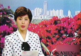 上世纪90年代，央视新闻女主播的服装开始鲜艳起来，当时流行大翻领白衬衫，李瑞英穿的一件波点白衬衣配上黑色前胸丝带，放到现在都颇为时髦。