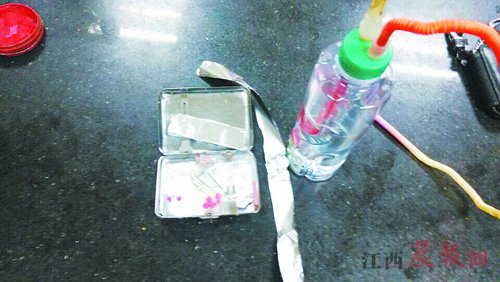 警方在车内找到的毒品及吸毒工具