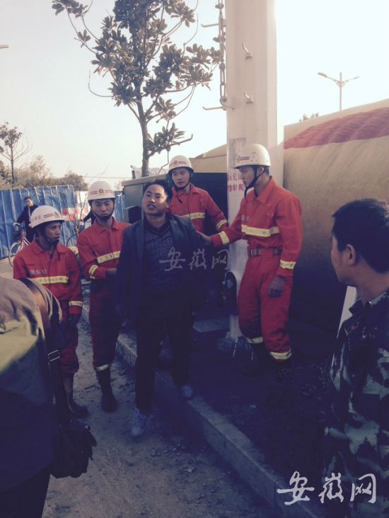 蚌埠一男子爬上移动发射塔欲跳塔讨要工钱