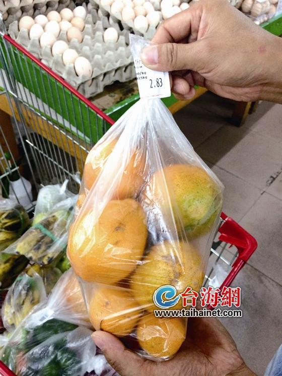 收银员怀疑顾客偷水果 女顾客扇巴掌还击(图)