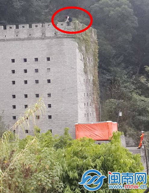 女子称遭性侵欲跳泉州大坪山城墙 警方苦劝4小