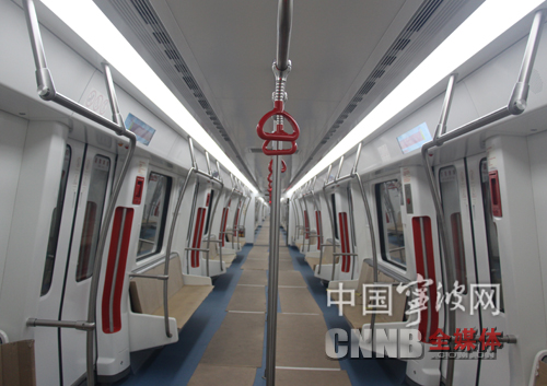 宁波地铁2号线列车亮相 红色外观波浪形腰带