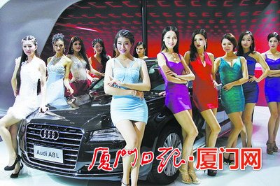 12辆特斯拉惊艳亮相房车展 阵容最豪华美女云