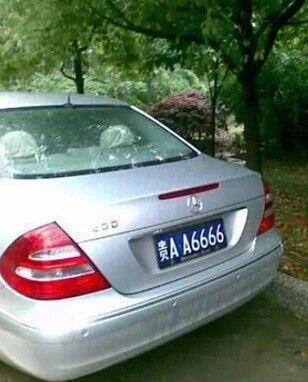 老干妈的以前的座驾贵AA6666四连号政府奖励,老干妈陶华碧3年缴税18亿,产值68亿,直接间接带动800万农民致富