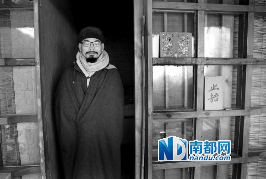 1刘景崇之前是南海里水一企业的高管,一段婚姻结束后他到终南山修行。