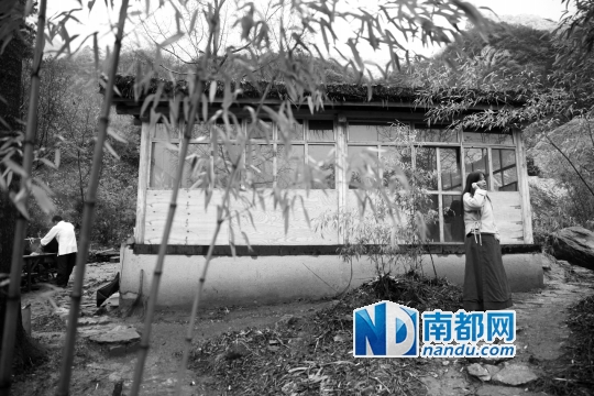 2在终南草堂,从佛山来的羽子还是放不下家里的孩子,特地找个有信号的地方给家里打个电话交代女儿的事。