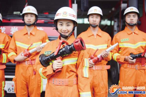 何雯娜变美女消防员 被聘龙岩消防宣传形象大