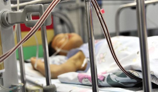 醫(yī)生正在給孩子換血“祛毒”。通訊員 陶繼東