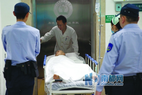 昨日12时04分，医护人员正将16岁失联女生熊仪推出急诊抢救室去检查。 南都记者 黎湛均 摄
