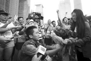 ■一名男子在“跑马”现场成功向女友求婚。