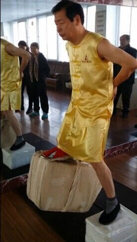 郑州易筋洗髓经传承人 睾丸拉起八十公斤重的砖垛 郑州易筋洗髓经传承人 睾丸拉起八十公斤重的砖垛