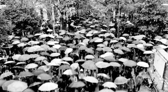 昨日，武漢考生冒雨參加國(guó)考。本報(bào)記者 孫辰 攝