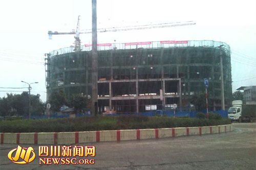 龙门街道办36米大街转盘处正修建的大楼