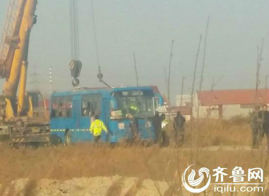 东营垦利校车侧翻事故续:4人受伤3人抢救无效死亡 东营垦利校车侧翻事故续:4人受伤3人抢救无效死亡