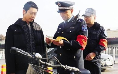 昨日，一位市民在沿河大道龍王廟路段隨意停放自行車，江漢區(qū)城管委執(zhí)法隊(duì)員對其開出罰單。本報(bào)記者 傅堅(jiān) 通訊員 王凱 汪劉平 攝