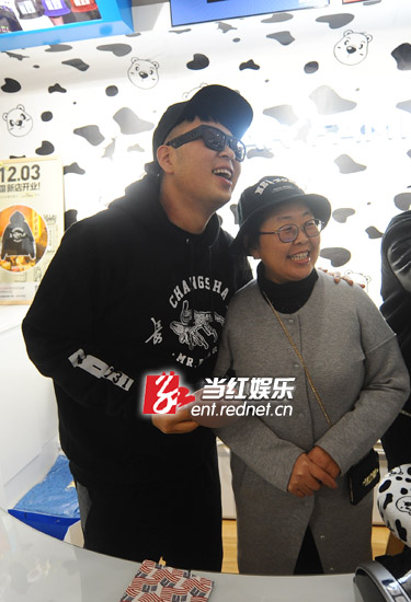 (对于儿子被称“杜董”,杜海涛妈妈笑得很开心。)