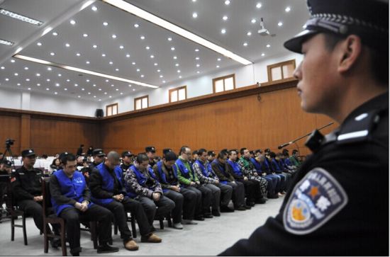 40名法院传票诈骗犯和县受审 半年骗取三千