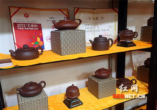 造型精美的立壶售价10万元(上排左2)。