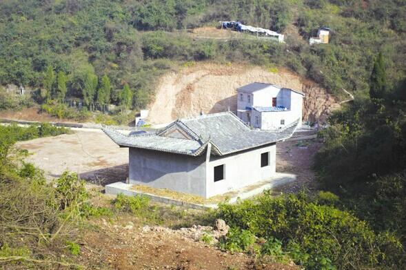 董氏宗祠立于道路旁。 记者朱敏 摄