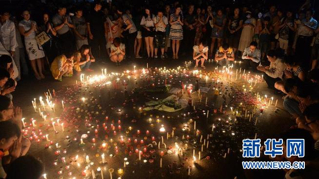 资料图:8月2日晚,昆山市民在昆山市民广场哀悼死者、为伤者祈福。 新华社记者沈鹏摄