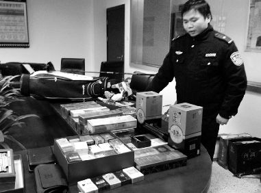 昨日，洪山警方偵破系列拉車門盜竊案，共追繳贓物十余種，包括煙酒、首飾等物品，價(jià)值數(shù)萬元。本報(bào)記者 徐楚云 攝