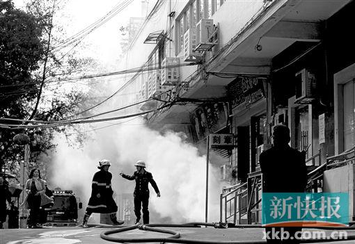 ■地下仓库冒出的浓烟久久未散。新快报记者 毕志毅/摄