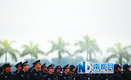 昨日上午,雷霆扫毒专项行动在黄埠镇举行,900警力参与了行动。