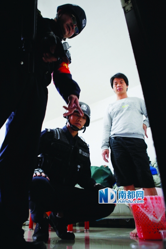 3警方对出租房内的可疑人员进行尿检。