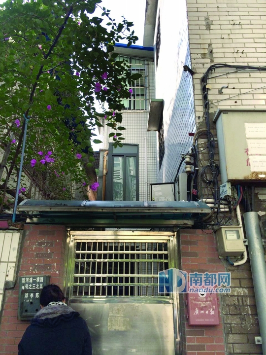 新河浦一横路4号有三户人家,目前叫卖的是大门正上方有不锈钢窗户的那一栋。