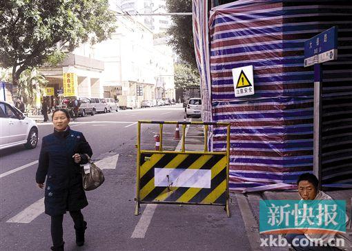 　　■昨天上午,越秀区大德路一拆楼工地发生事故,滚落的砖头将一名路人头部砸伤。新快报记者 毕志毅/摄