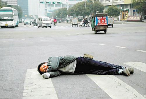 男子卧倒在路旁
