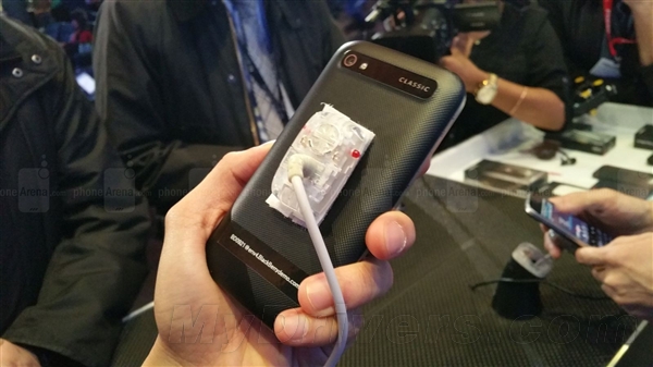 黑莓Classic正式发布：物理键盘回归！