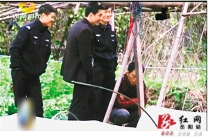 当事办案警察在菜地里嬉笑(视频截图)