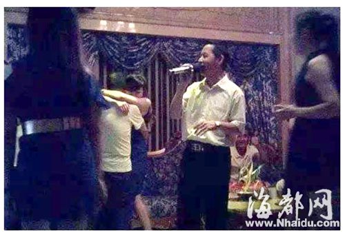 知情人指出,图中手持话筒唱歌者为前爱卫办主任林寿琪(资料图)