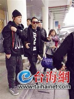 陈冠希现身厦门机场引围观 粉丝求合影被其漠视