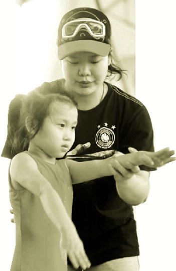 程菲在武汉体院指导小朋友训练。