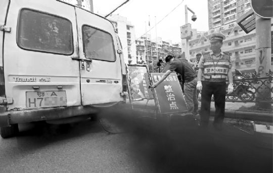 为治理大气污染,加快黄标车淘汰进度,今年10月1日起,武汉在三环内禁行黄标车。机动车特别是黄标车污染物排放,是造成武汉雾霾天气的重要原因之一。本报记者 傅坚 摄