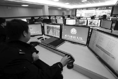 武汉市公安局武昌分局视侦大队，警官正用视频监控破案。本报记者 徐楚云 摄